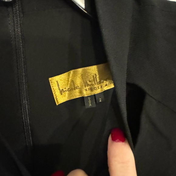 Nicole Miller, Cream Black dress, with keyhole, Size 2 - Picture 4 of 5